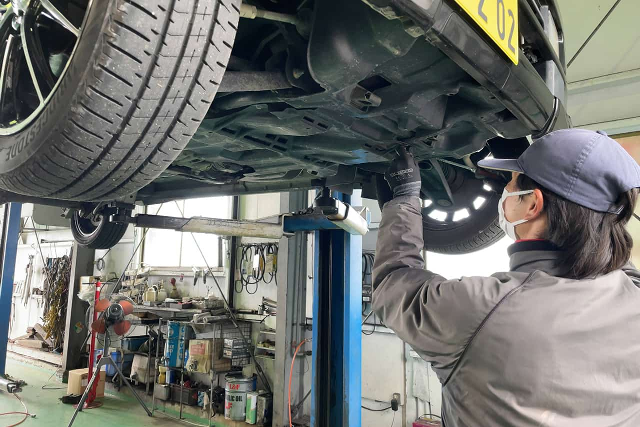 車をメンテナンスしている様子