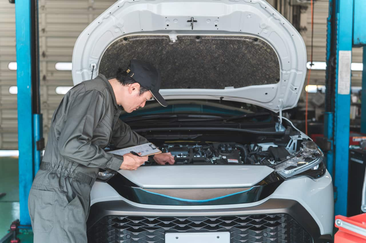 車のフロントを確認している様子